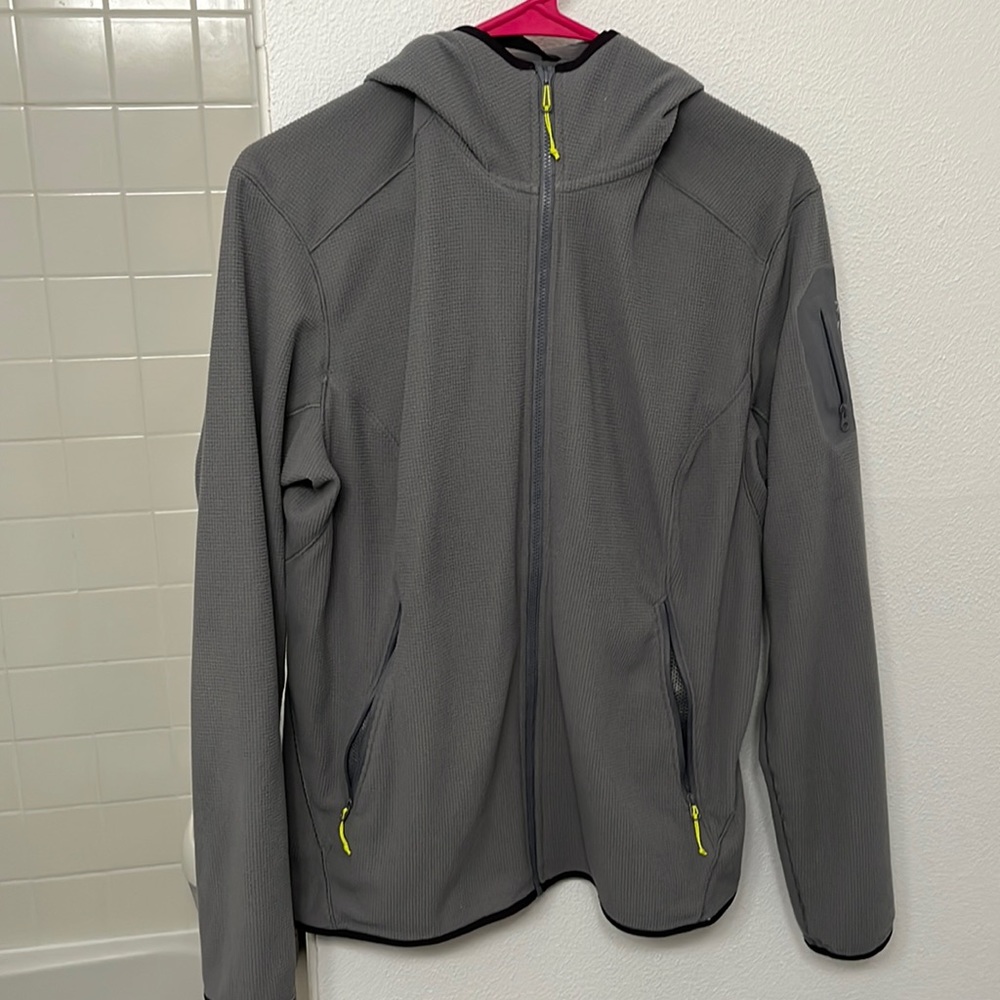 Arc’teryk womens light zip up jacket. Used but in very good condition.